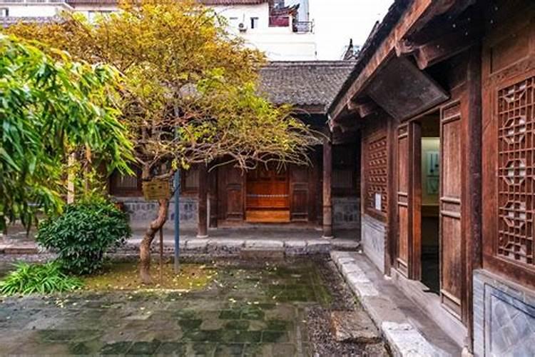 古代大宅里里,一般庭院在什么位置？