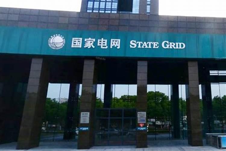 围墙大门边左右各一电杆风水好吗？请教大师门