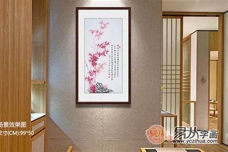 客厅冲门墙上挂什么好