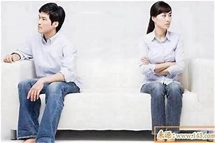 电视柜两侧摆放花架效果图