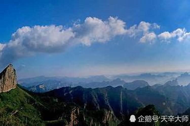 小人从住家门前埋个老坟好吗？