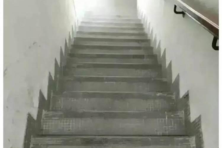 开门见向下的实木楼梯对风水有什么影响