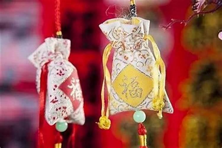 俩个水缸放在房子后面屋檐下,而且是底朝下,好不好？