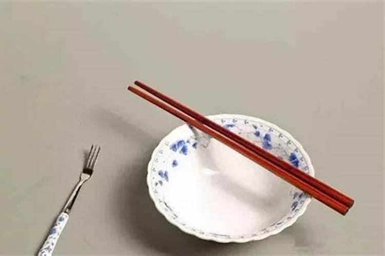 房屋西北角有坟墓,十几二十米远的距离,是不是风水不好,要怎么才能化解...