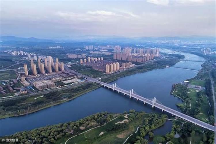 中国冰雪画派色彩抽象画家——郭常清