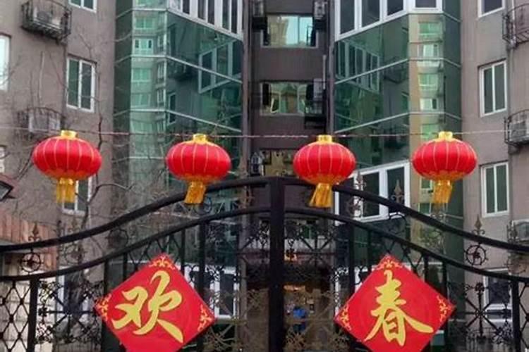 春节期间门口挂什么比较吉利 春节期间门口挂什么