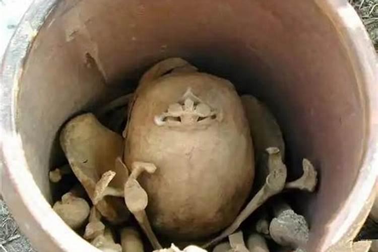破坏坟地受恶报,恭敬万事顺利