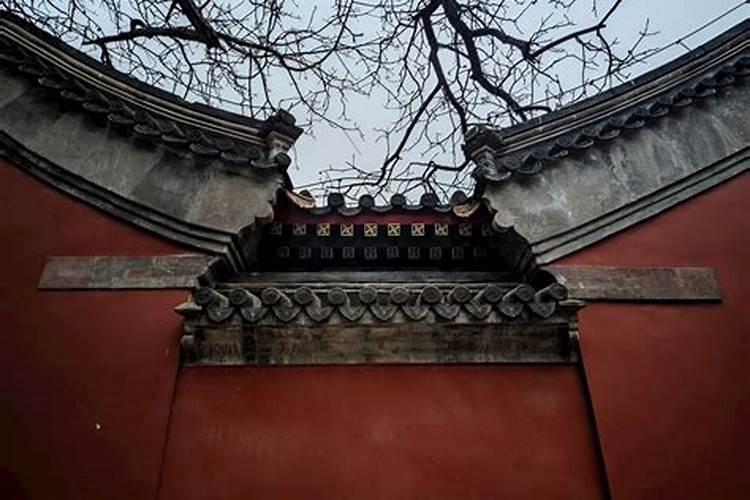 房子被自家进院路(院坝)形成内八字包围房子主体,房子后面有条路右边做...