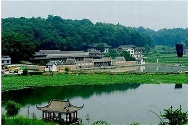 我家坐东朝西,房后有条小河沟,厕所在房外的东北角风水咋样