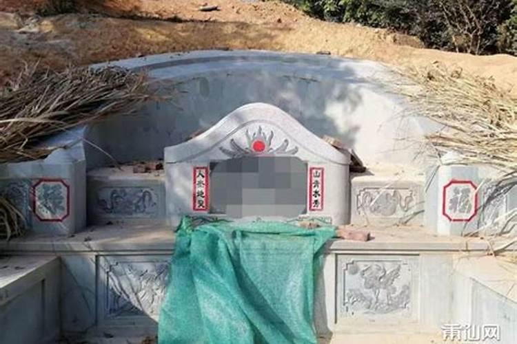 墓地上摆的花瓶有没什么讲究啊？