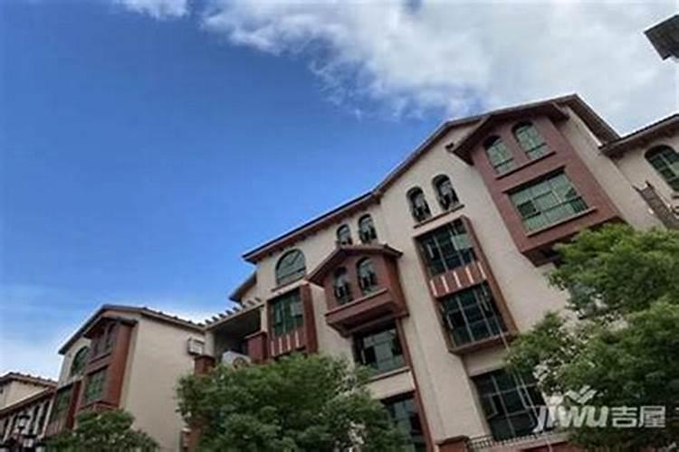 在正房后面有,小房子横向东西向四门一条线上风水好吗？注正房朝东南