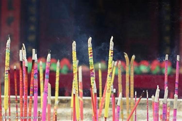 承重墙上的两个门洞能不能堵上一个,再把另一个扩大一点？