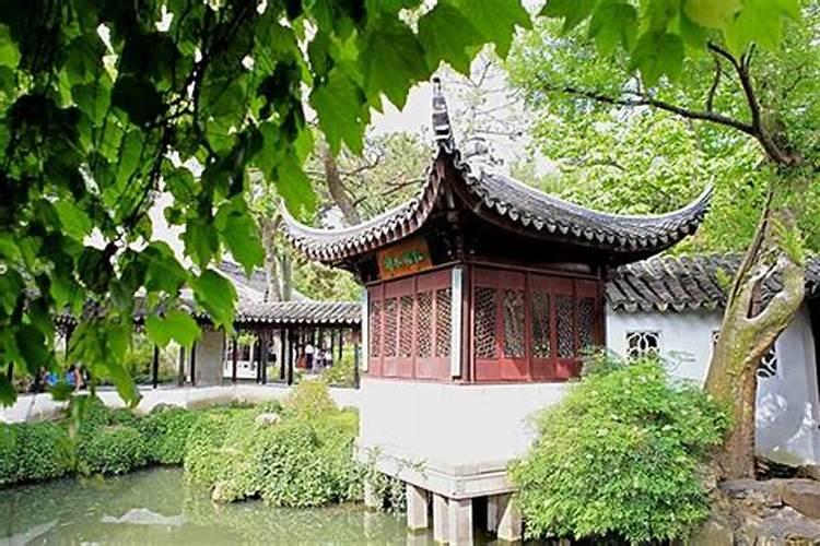 祖坟在新建的寺庙正后方,是好是坏