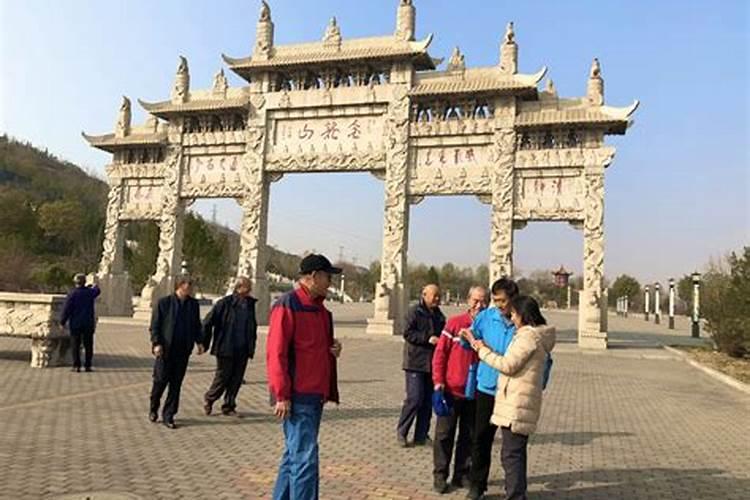 白墙被孩子的“胡乱瞎画”搞得乱七八糟？一面家庭黑板墙就能解决了
