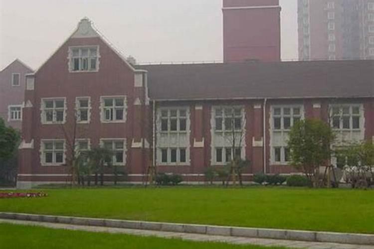 ...米左右是小区的围墙栅栏,请问这个房子的风水好