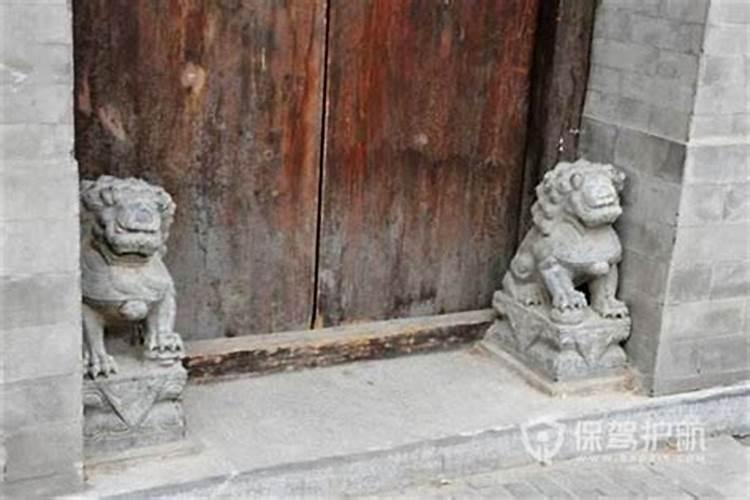 别墅的大门口放狮子、麒麟、貔貅,那个好？说明理由哈,还有大门对对面的大...