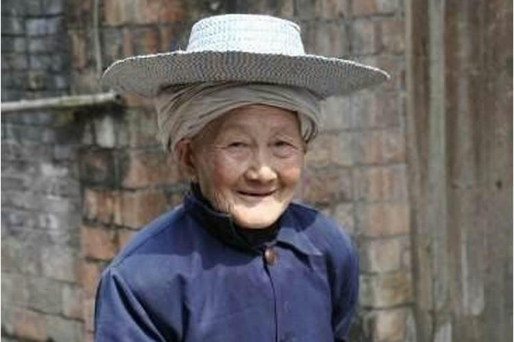 风水先生讨水喝的故事温州黑狗,风水先生葬到井里的故事