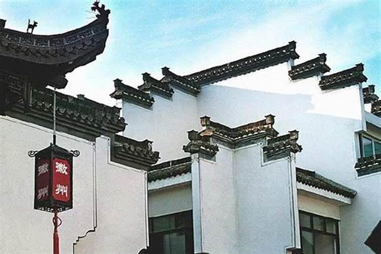 大师,对门山墙正冲我家大门,对门两家中横穿几米路,请问他的山墙对...