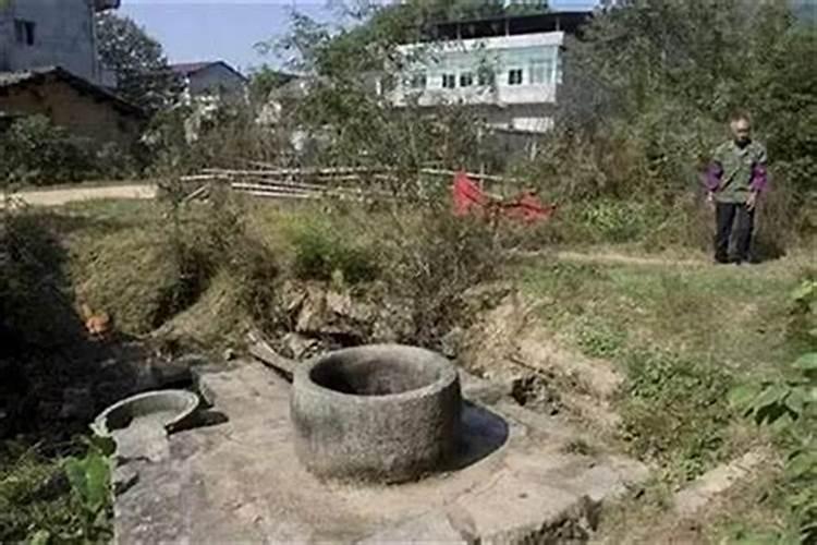 如图,门上方有水管通过在风水上有什么影响？