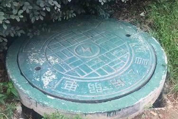 一楼客厅窗前大约4米左右有三个排污井盖受风水影响吗？