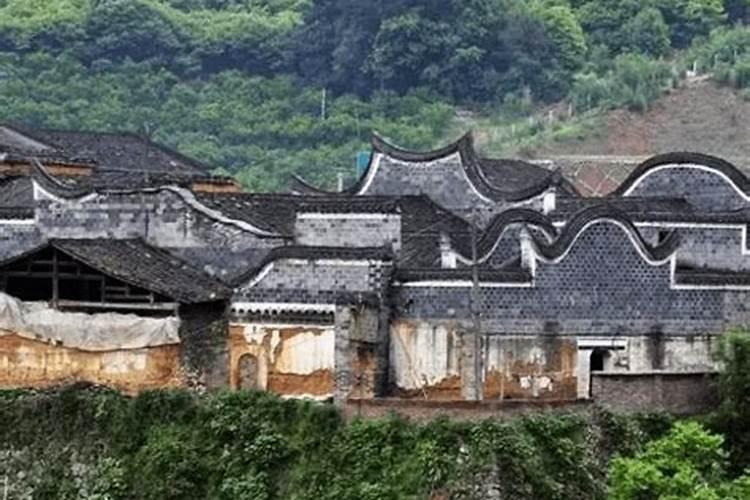 电视背景墙两边有柱子怎么弄