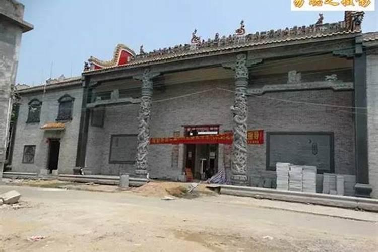 母亲坟墓前有两具坟,并且是内八字形,好不好？