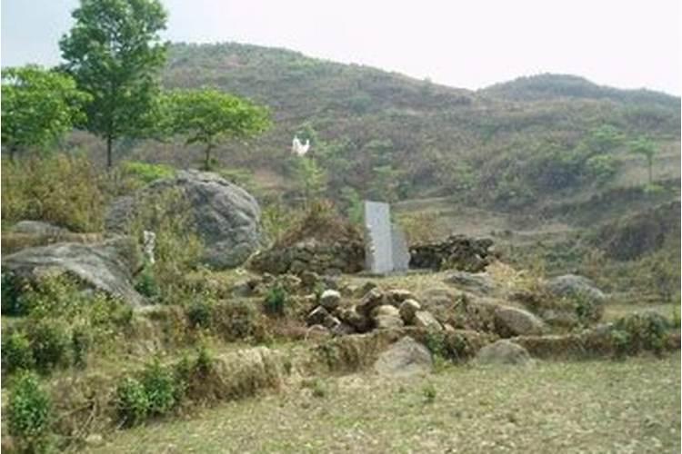 坟占丑山未向,坟地正前方右水倒左好不好？