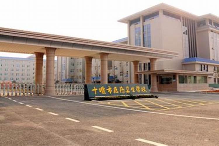 我买了一套新房,请我们当地的一个风水师去看,他提议装修时在进房门的...