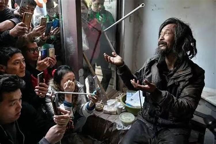 流浪大师沈威面相像不像街头上摆地摊那些所谓算命及风水,八字大师？能...