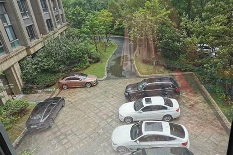 ...楼客厅阳台正对着车库出入口,从风水学来说好不好？