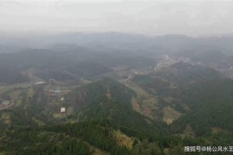 阴宅后山有大路好吗？