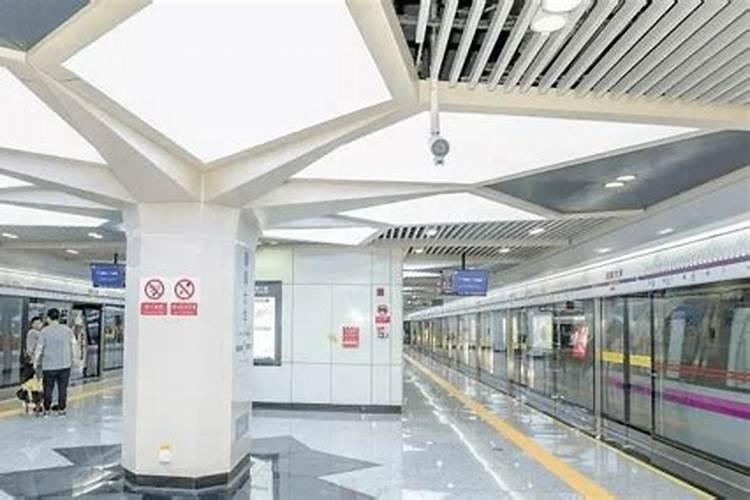 新村门口100米是两个轻轨交汇的地方这个影响风水吗？