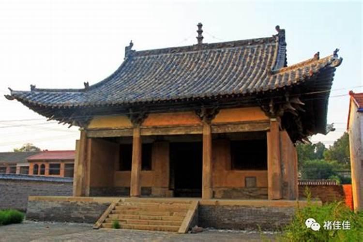 我家坟前一米处有棵大松树,请问各位大师好不好,谢谢？