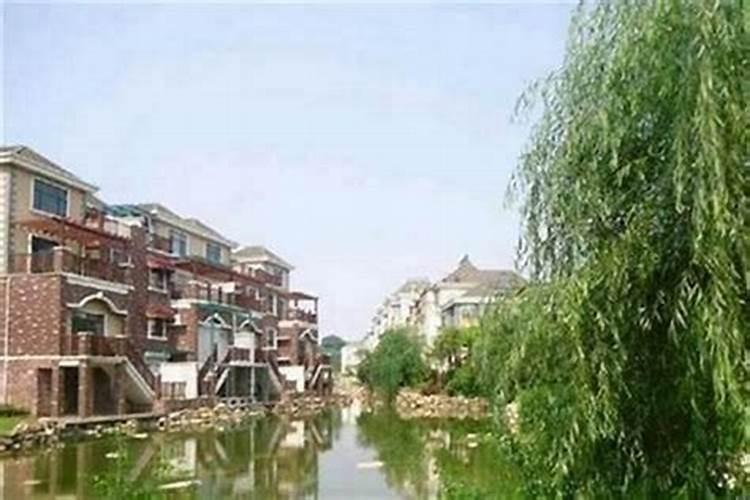 房子东边靠河风水如何