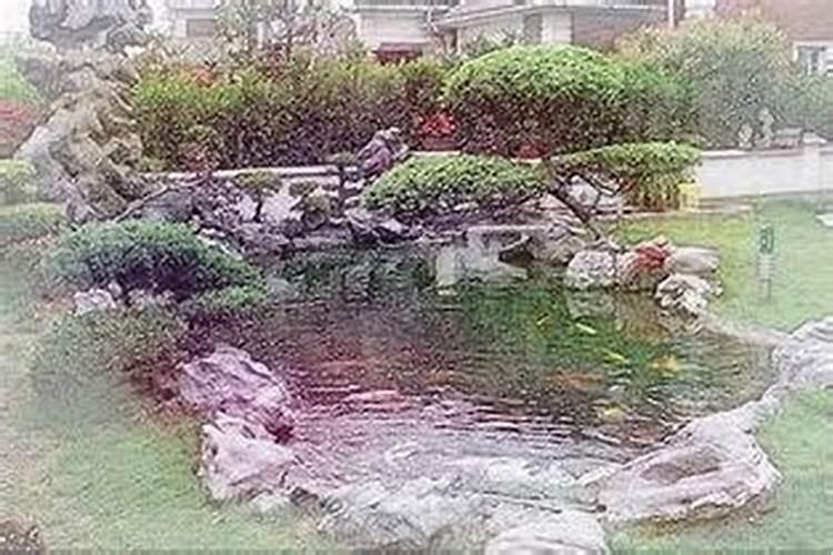 关于墓地周边有寺庙的说法？墓地旁边就是寺庙风水好吗？