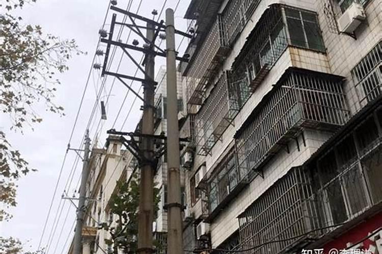 住宅背后有坟坟边有电线杆这样好吗