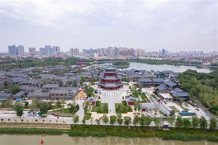 客厅适合摆放几个桌子