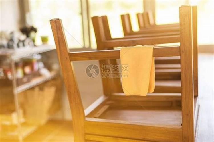 什么板凳倒地四脚朝天？