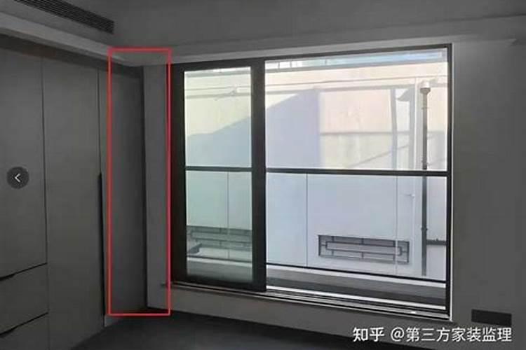 大门口右边屋檐下用竹杆子让衣服会影响风水吗？
