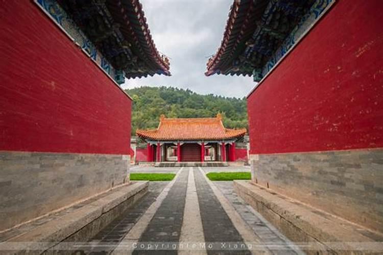 清永陵的建筑布局是按照什么样的风水建造的？