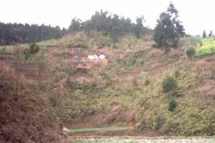 坟墓右边紧靠着条南北小路风水怎样啊