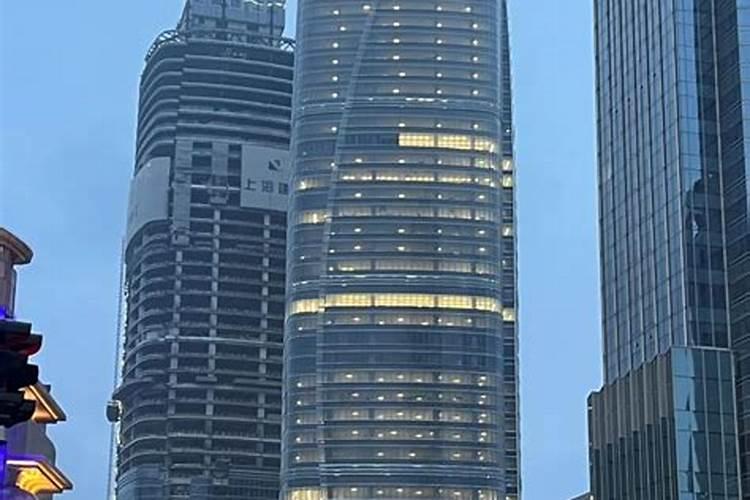 上海经济发展的瓶颈是,其原因是。解决措施有。