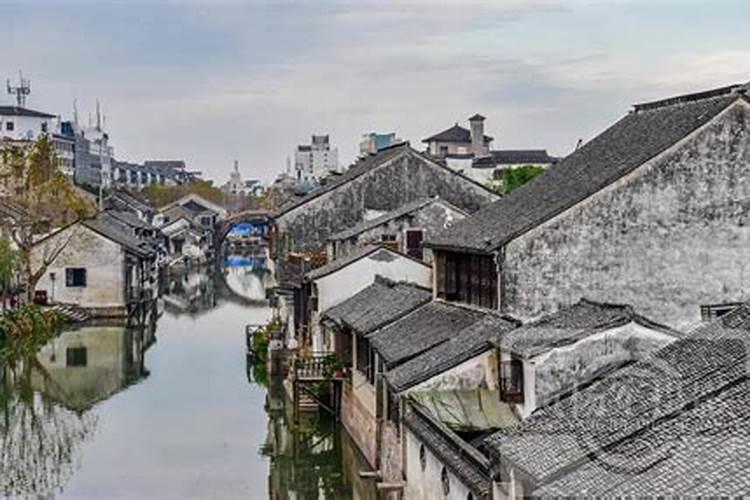 人在水上住舟在窗下行反映的是什么