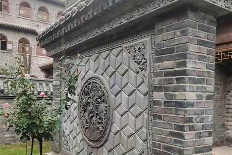 影壁墙是放在大门里边好还是建在大门外边好？有什么讲究吗？那种聚财？