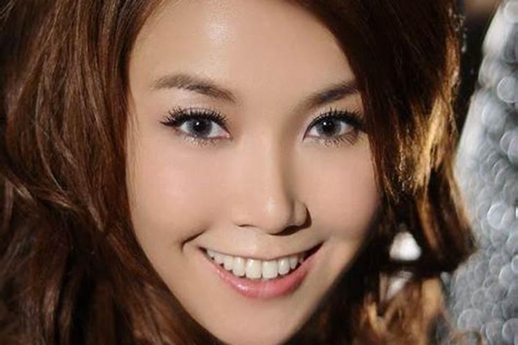 歌手王蓉现身商演卖力吆喝无人理,曾经风光一时的她为何如此落魄？
