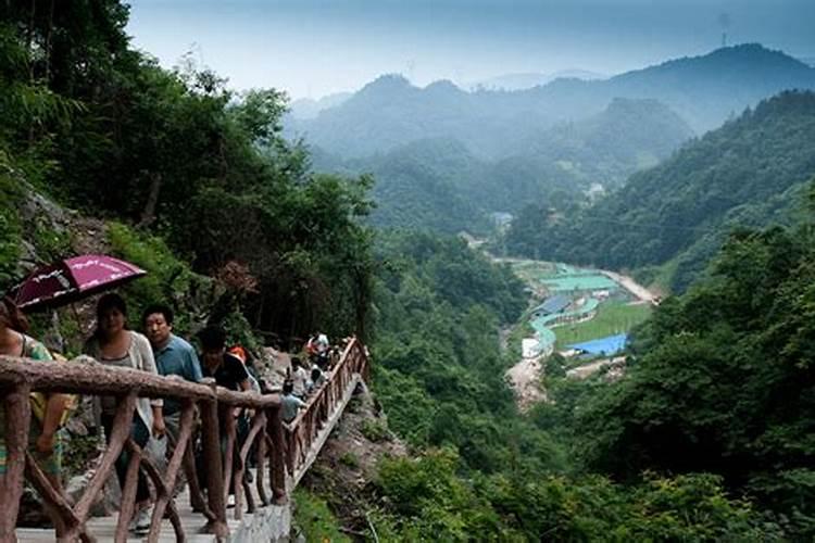 请问风水大师,我想在院子东侧,房屋东南方向卧室正南方向,建个花园修个...