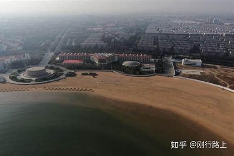 房子坐北朝南,在前院西边修假山鱼池好还是在东边好？