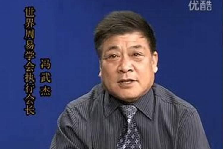 我想找凤凰古城当地的导游,请问有嘛？