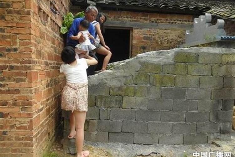 家门口有坟墓好不？吉利不？农村建房子,窗前面就是坟墓