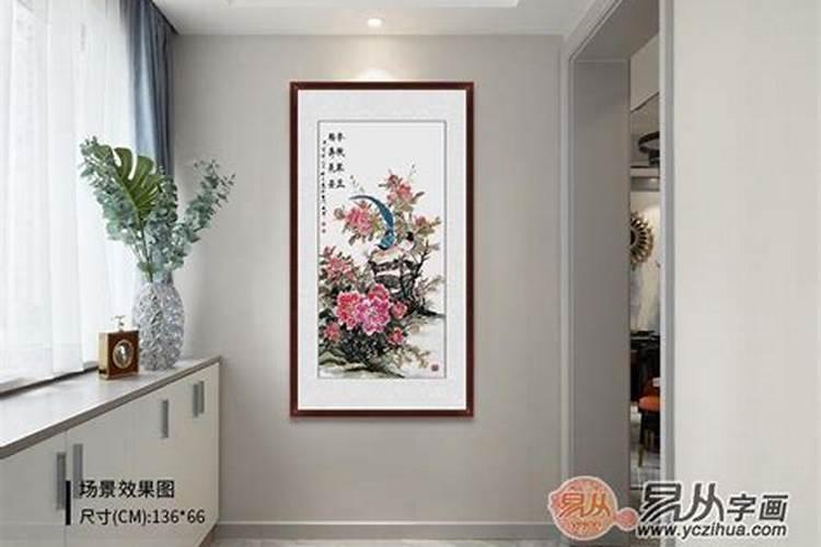 进门看到的东墙上挂什么画好